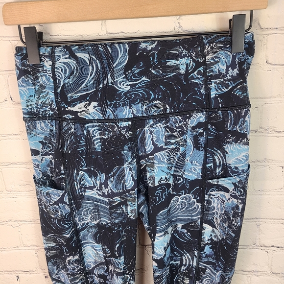 Lululemon F & F Crop II size 6 - Picture 3 of 10